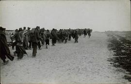 Llegada de refugiados españoles republicanos al Campo de concentración de Argelés en Canet Plage (Pyrenees Orientales), 1939.  Perteneciente a un conjunto de fotografías de la llegada de refugiados españoles republicanos al Campo de concentración de Argelés al finalizar la Guerra Civil española, 1939.