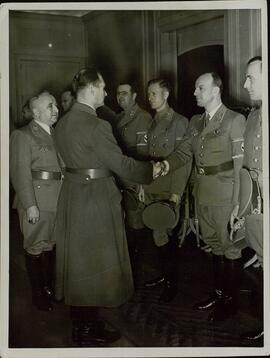 Militares nazis dándose la mano