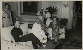 Mountbatten de Birmania (Lord Louis F. A. V. N. Mountbatten, 1900-1979), Mountbatten, Lady Edwina C. A. con Gandhi, M. K. (1869-1948)