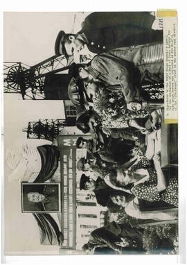 Festejos por los Acuerdos de Paz entre las Cinco Potencias, c. 1945