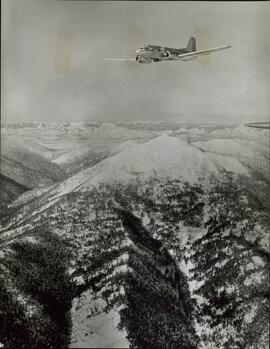 Fotografía de un Aeroplano sobre el Pico Chekhov, en la región de Sakhalin, c. 1970