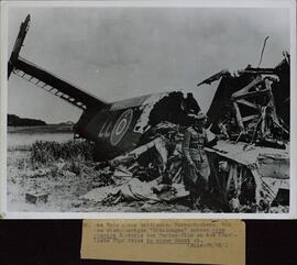 Fotografía de prensa. Bombardero británico derribado por la defensa antiaérea alemana, c. junio 1944.