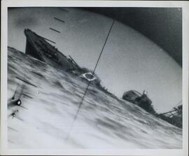 "Official US Navy Photograph: Hundimiento de barco japonés"