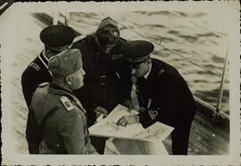 Mussolini, Benito. Fotografía del Duce presenciando maniobras navales