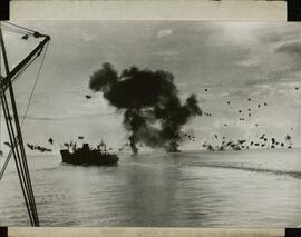 Un avión japonés cae al mar tras rozar el crucero americano " San Francisco", en la Batalla de Guadalcanal.