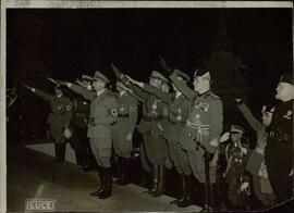 Luce: Hess, Rudolf. Homenaje a la tumba del soldado desconocido en Roma, 27 octubre 1937