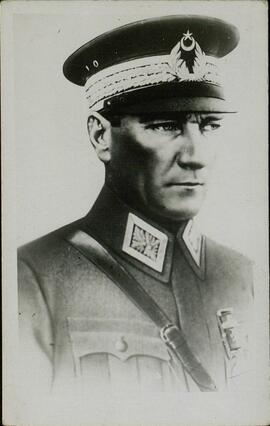 Postal reproduciendo una fotografía de Mustafá Kemal "Ataturk" (1881-1938), primer Presidente de Turquía (1923-1938), uniformado con gorro.