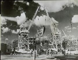 "Henry J. Kaiser, constructor del milagro, comienza los trabajos en grandes aviones cargo"