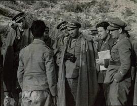 Los generales Enrique Líster y y Juan Guilloto León (Modesto) tomando declaración a uno de los prisioneros en la batalla de Teruel, 1937. Fotografía de Faustino Mayo.
