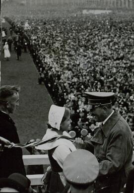 Hitler, Adolf. "El Führer saluda a una campesina". 3 octubre 1937