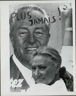 EFE/EPA: "La que fuera esposa del líder ultraderechista francés Jean Marie Le Pen, Pierrette Le Pen, escribe sobre un poster de éste la frase "Nunca jamás", título de un libro que Pierrette publicará en breve". Montaigu-de-Quercy, 6 de Mayo de 1988.