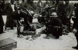 Gendarmes franceses atendiendo a españoles en el Campo de concentración de Argelés en Canet Plage (Pyrenees Orientales), 1939.  Perteneciente a un conjunto de fotografías de la llegada de refugiados españoles republicanos al Campo de concentración de Argelés al finalizar la Guerra Civil española, 1939.