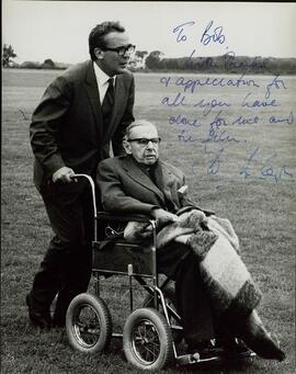 Lord Dowding en silla de ruedas