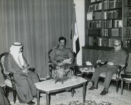 Sadam Hussein (1937-2006) con Tariq Aziz, c. 1985.