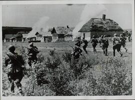 Fox Photos: "Soldados del ejército rojo conducen a los alemanes desde el pueblo". 16 septiembre 1942