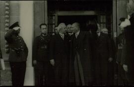 Fotografía impresa en papel postal de Mustafá Kemal, "Atatürk" (1881-1938) junto a Ismet Inonu (1884-1973), c. 1930.