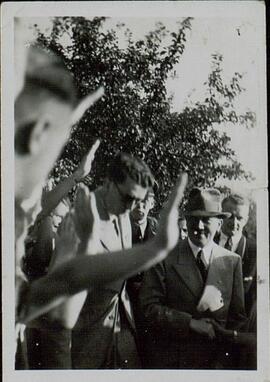 Hitler, Adolf. Saludo a población alemana vestido de civil