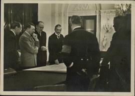 "El Führer y el primer ministro Chamberlain en el hotel del Rín en Dreesen. 22 - 23 septiembre 1938". Hoffmann.