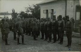 Fotografía de Guillermo II (1859 –1941), último Kaiser saludando y Bothmer, Félix Graf von (1852-1937), General Jefe de la Infantería alemana en el Frente Este, c. 1916, saludando a las tropas de este último.