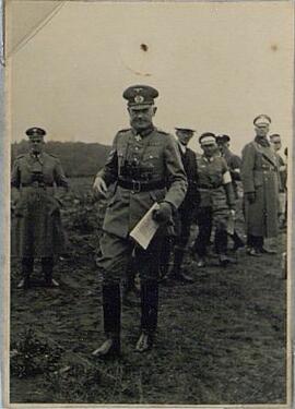 Hitler, Adolf y Von Blomberg observando maniobras militares