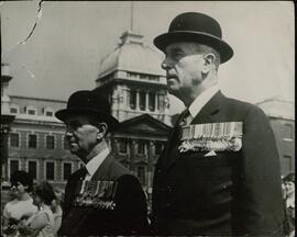 Louis Mountbatten, I Earl Mountbatten de Burma (1900-1979) y el Brigadier General Sir John Smyth (1893-1983), en la reunión anual para conmemorar la "Burma Star Asociation", 1 de mayo de 1973.
