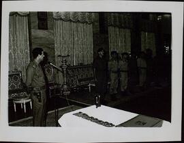 Sadam Hussein (1937-2006) dando un discurso ante miembros del Ejército iraquí.