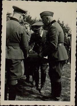 Militares nazis pasando revista a las tropas. Hess, Hitler, Skorzeny, entre otros