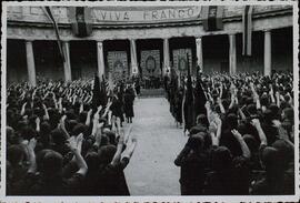 Fotografía de una concentración de secciones femeninas de FET y de las J.O.N.S., en el Palacio de Carlos V de Granada, 18 de julio de 1937.