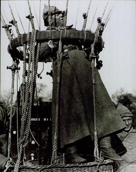 Rodchenko, Alexander. En el globo, maniobras del Ejército Rojo