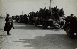 Refugiados españoles llegando en camiones al Campo de concentración de Argelés en Canet Plage (Pyrenees Orientales), 1939.  Perteneciente a un conjunto de fotografías de la llegada de refugiados españoles republicanos al Campo de concentración de Argelés al finalizar la Guerra Civil española, 1939.