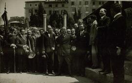 Mussolini, Benito. Fotografía con voluntarios de la guerra