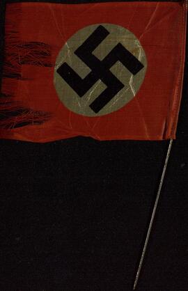 Bandera que estuvo colocada en la mesa de la Internacional de Cámaras de Comercio, durante la visita de Hitler, Goering y Goebels. Berlín, 28 junio - 3 julio 1937