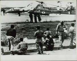 EFE/UPI: "Pilotos y otros miembros de las fuerzas aéreas y de la marina japonesa preparados, en el aeropuerto de Wakkanai, para salir en busca de los restos del Boeing 747 de las Líneas Aéreas Coreanas, presuntamente derribado por cazas soviéticos sobre la isla de Sajalin." Wakkanai, 2 de Septiembre de 1983.