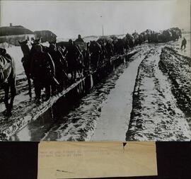Fotografía de prensa del aprovisionamiento alemán, en la campaña de Rusia, rodando hacia el este.