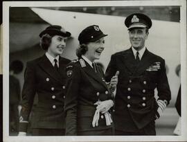 Crown Copyright: "El Almirante Lord Louis Mountbatten llega a Gran Bretaña". 25 julio 1945