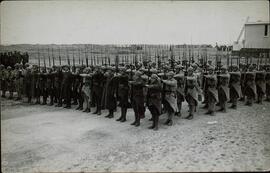 Gendarmes franceses desfilando en el Campo de concentración de Argelés en Canet Plage (Pyrenees Orientales), 1939.  Perteneciente a un conjunto de fotografías de la llegada de refugiados españoles republicanos al Campo de concentración de Argelés al finalizar la Guerra Civil española, 1939.