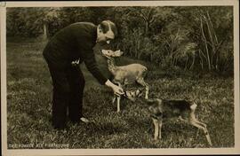 Hitler con cervatillos. Estudio de Heinrich Hoffmann.