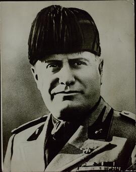 Mussolini, Benito. Associated Press: "Bases del nuevo imperio romano"