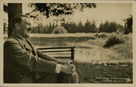 Hitler sentado en un banco, en el campo, sonriendo. Estudio de Heinrich Hoffmann.